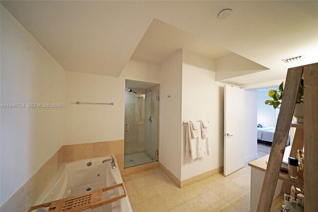 Building Photo - 20000 E Country Club Dr