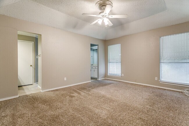 Building Photo - Spacious Home in great location!