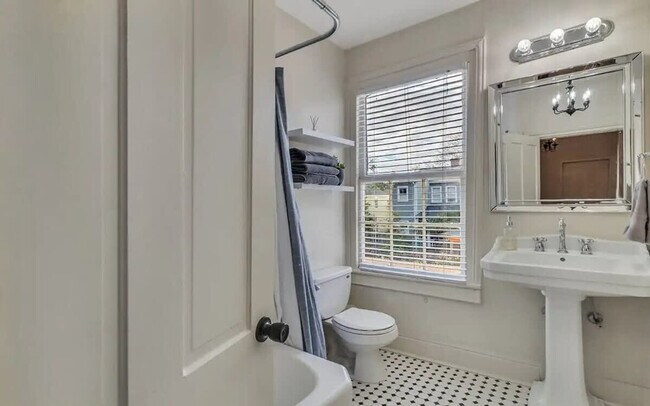 Building Photo - 515 E Huntingdon St