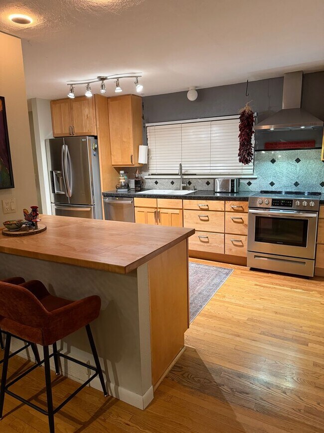 Building Photo - Lovely 3 BED / 2 BATH family home in Parkside neighborhood!