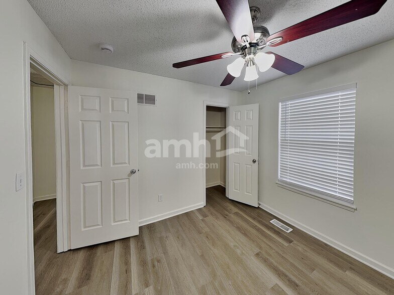 Building Photo - 11202 N Lewis Ave