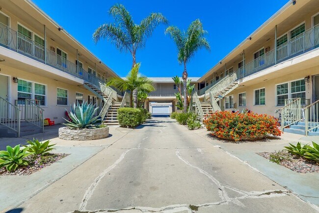 Building Photo - 6633 Crenshaw Blvd