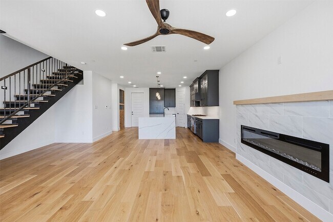 Building Photo - 404 Vista Buena Trl