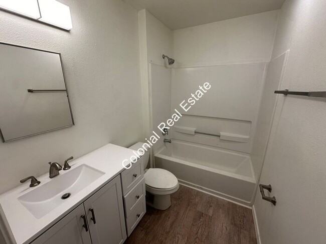 Building Photo - 4 bedroom 2 bathroom, remodeled townhouse ...