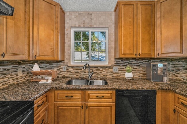 Building Photo - Beautiful executive Townhome