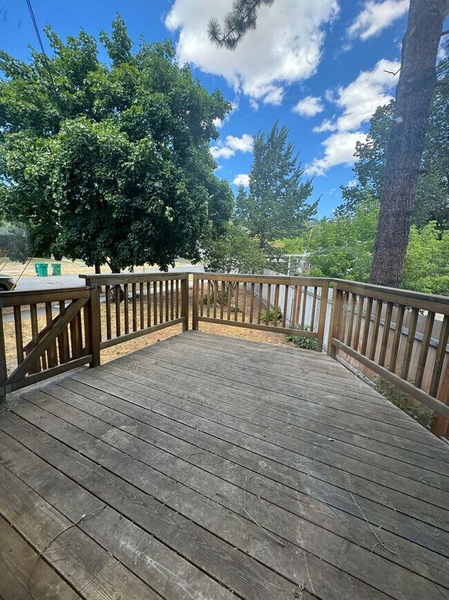 Building Photo - 2.5 Miles (6 minutes or less) to Oregon Tech and Sky Lakes Medical Center!  Perfect setup for Roo...