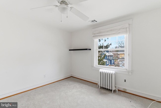 Building Photo - 530 E Manoa Rd