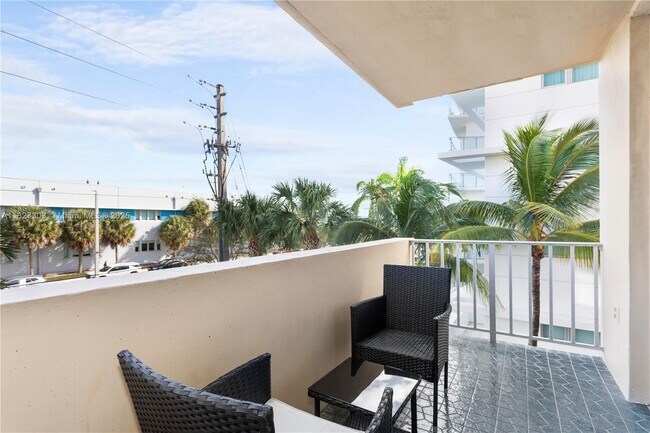 Building Photo - 9440 W Bay Harbor Dr