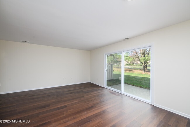 Building Photo - 83 Oak Ln