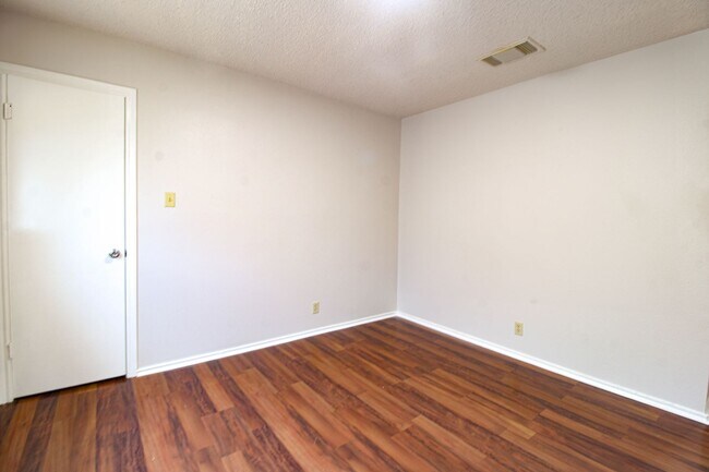 Building Photo - 5515 Kenton Bluff