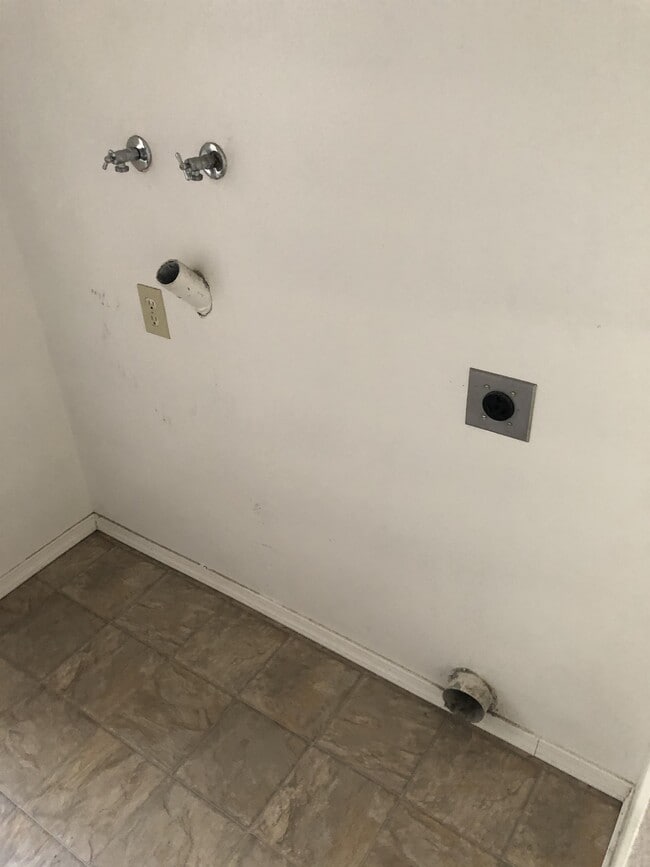 Building Photo - 207 E Center St