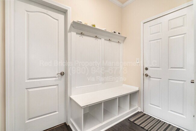 Building Photo - 493 Twelve Oaks Ln