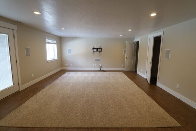 Building Photo - Large Pet Friendly House in the Foothills of Provo
