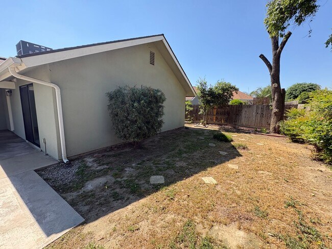 Building Photo - SW Visalia Home Available Now!!