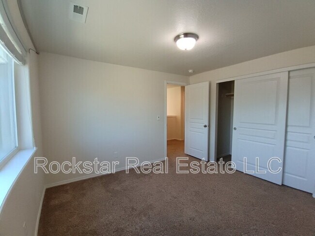 Building Photo - 1315 N Rogue River St