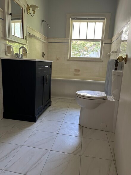 Upstairs Bathroom - 1110 N Maplewood Ave