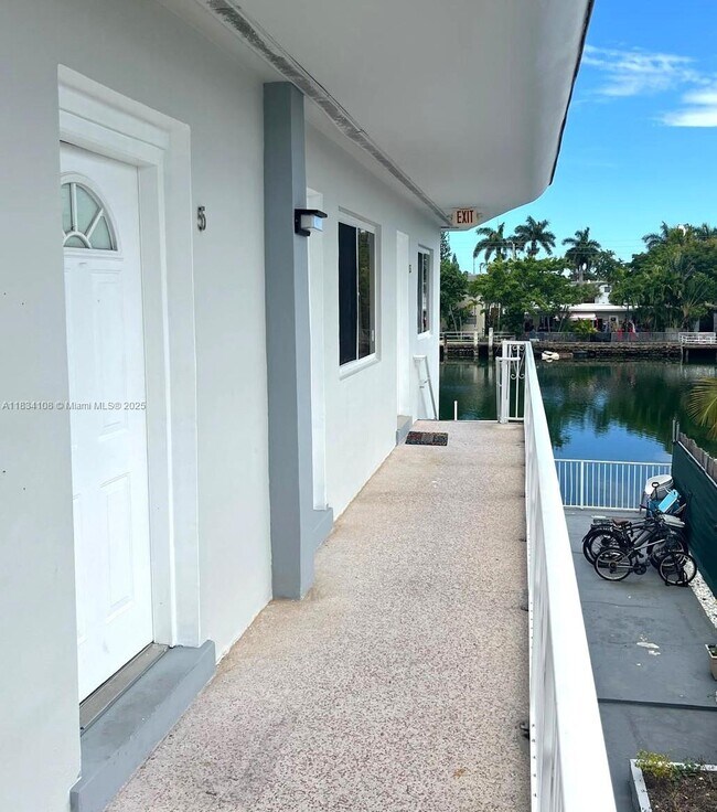 Building Photo - 8271 Crespi Blvd