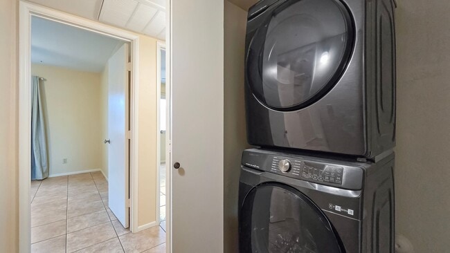 Building Photo - Awesome 2bd/2ba Condo close to Tempe Town Lake, ASU, Sky Harbor, Freeway Access and Light Rail.