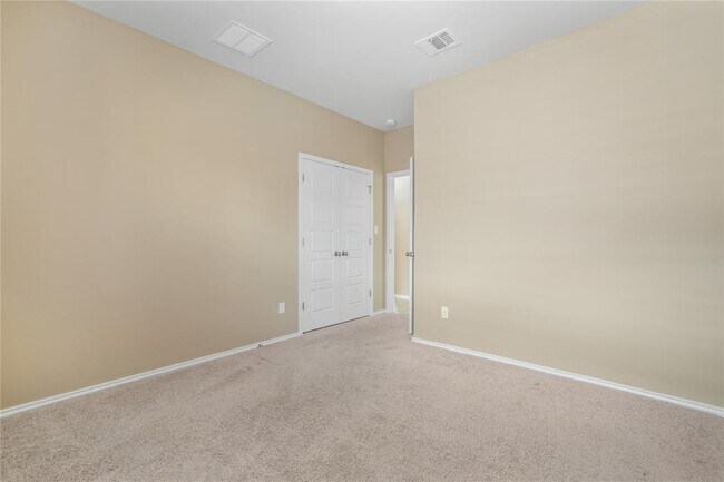 Building Photo - 204 Sawtooth Dr