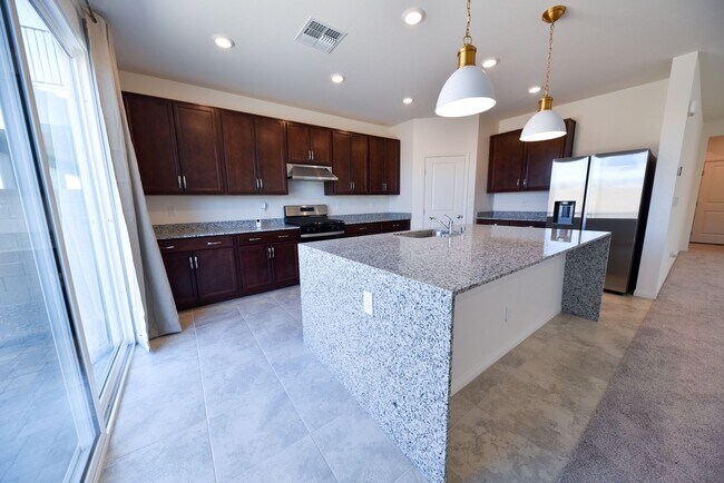 Building Photo - 5 Bed 3 1/2 Bath,  Beautiful home in gated community!