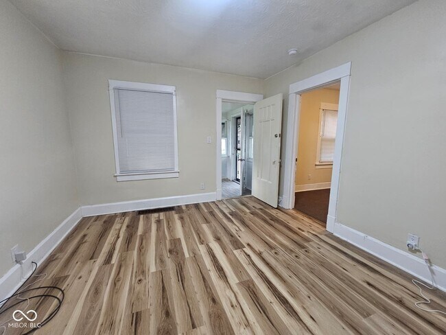 Building Photo - 1310 E 5th St