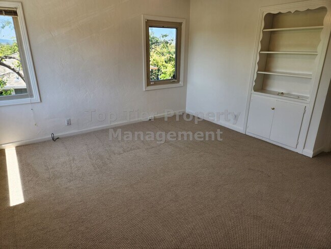 Building Photo - Charming 3 Bed, 2 Bath, 1,888 sqft House in Downtown Concord - Available 3/14 for lease!