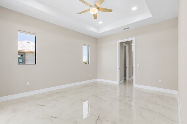 Building Photo - 1720 NE 14th St