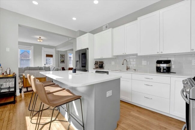 Building Photo - 1728 N Wood St