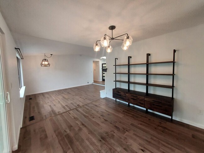 Building Photo - Amazing 3 bed 2 bath rambler full of custo...