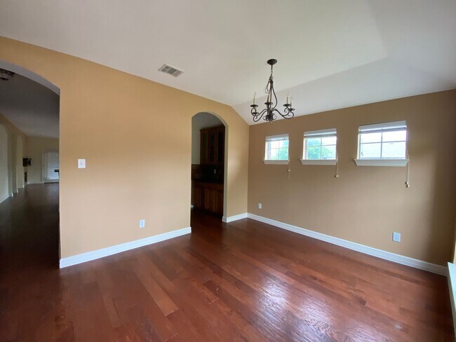 Building Photo - Great location, nice community! Won't last...
