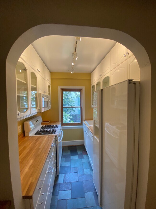 Building Photo - 909 E St SE