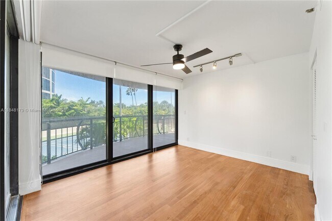 Building Photo - 2843 S Bayshore Dr