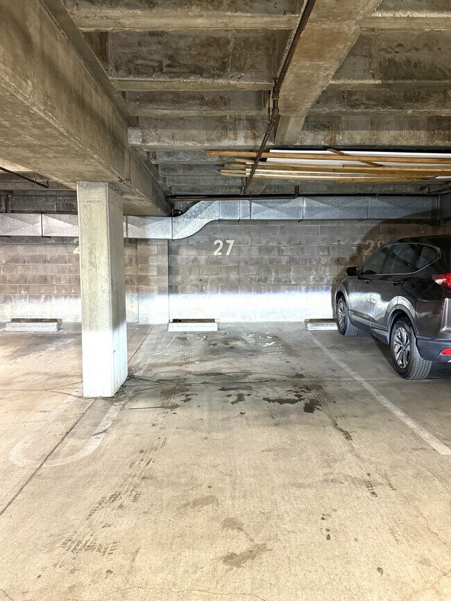 Building Photo - Top Floor Condo in Nob Hill