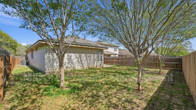 Building Photo - 2432 Medina Dr