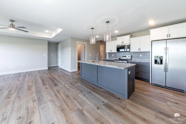 Building Photo - Open-Concept Modern 3 Bedroom, 3 bathroom house
