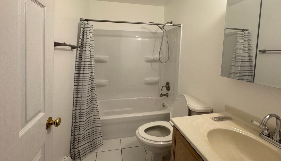 Building Photo - 995 S Ct of Shorewood