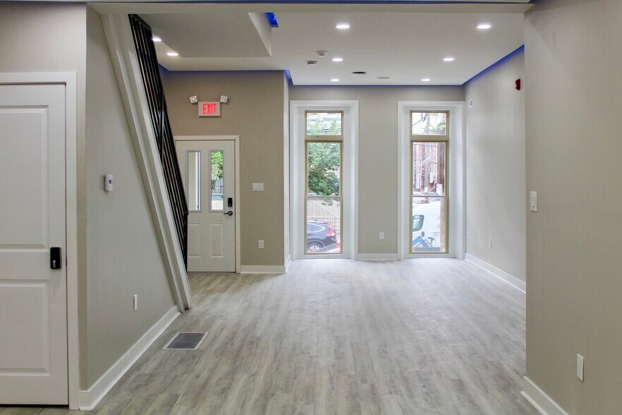 Building Photo - 204 S 41st St