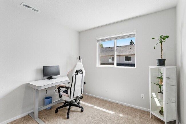 Building Photo - 3BD 2.5BA + Townhouse w/2-Car Garage + AC