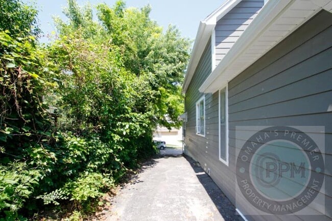 Building Photo - 2 Bed + an Office/ 1 Bath House by UNMC