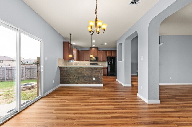 Building Photo - 1053 Sagebrush Dr