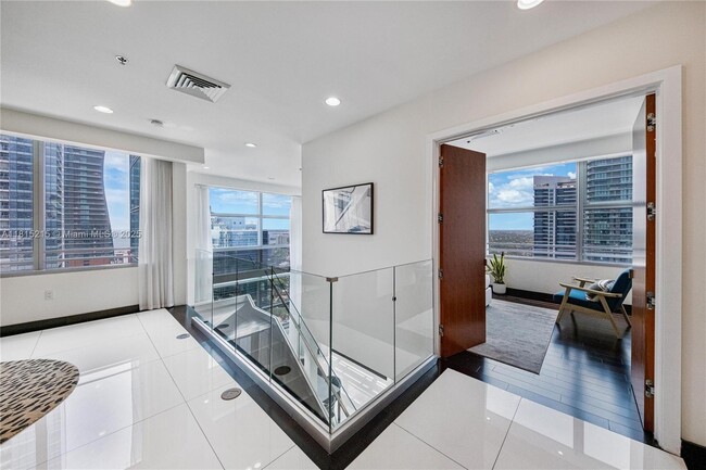 Building Photo - 1395 Brickell Ave