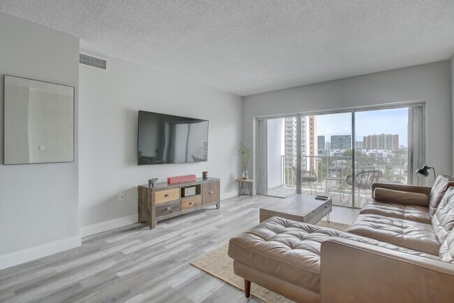 Building Photo - 500 Bayview Dr