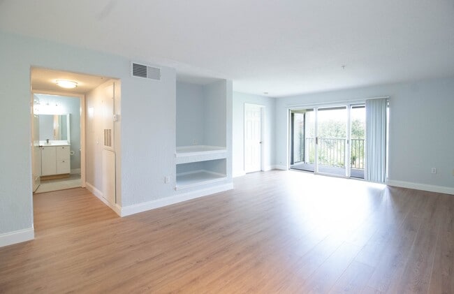 Building Photo - 14036 Fairway Island Dr