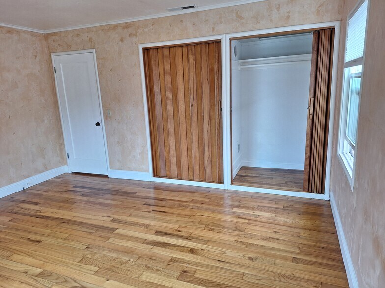 Building Photo - 633 Trevethan Ave