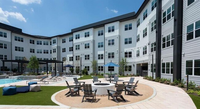 Building Photo - 8877 Lakes at 610 Dr