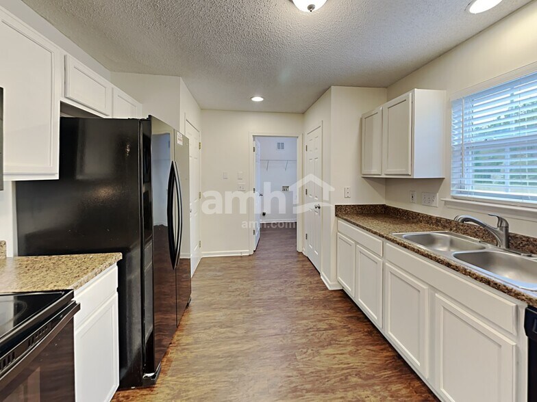 Building Photo - 500 Pawley Dr