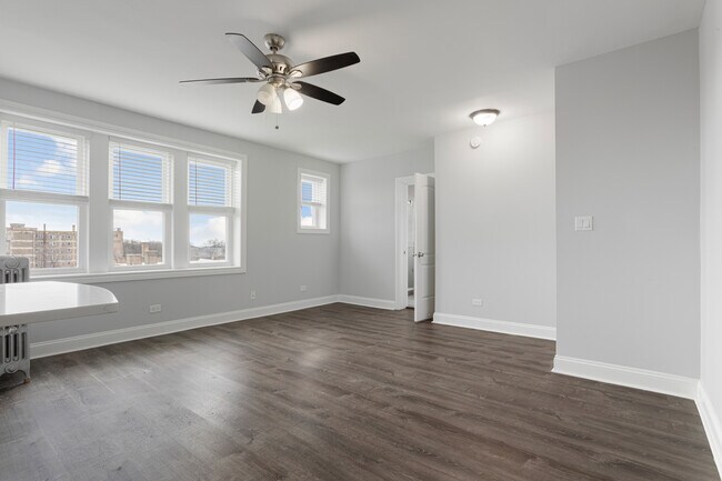 Building Photo - 1521 W Sherwin Ave