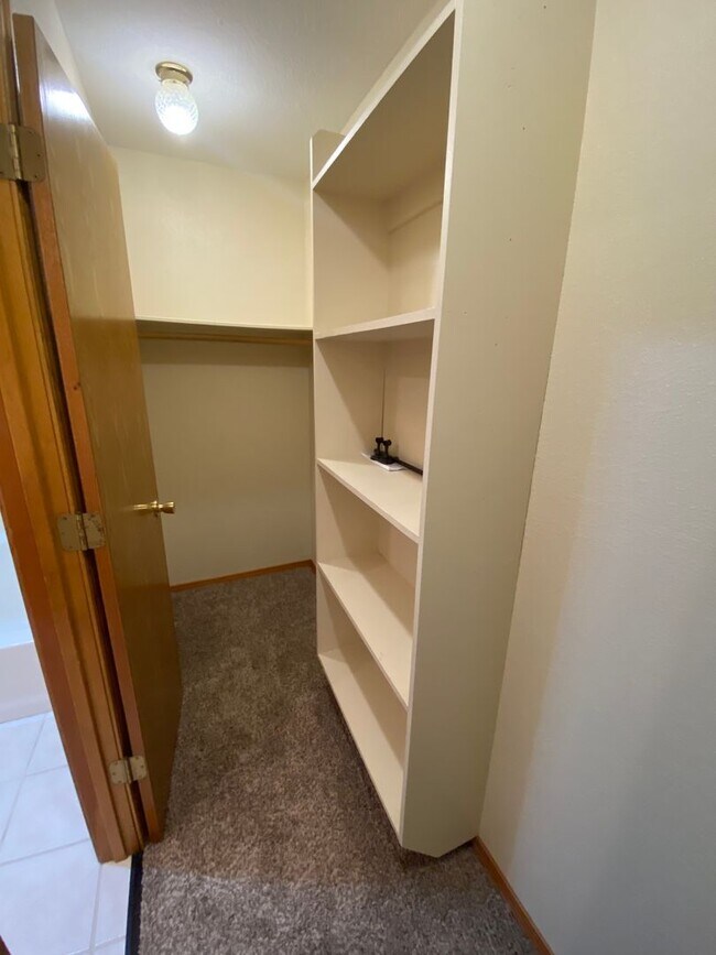 Building Photo - 1231-1231 Bluegrass Rd