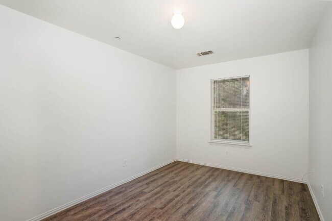 Building Photo - Comfort and Convenience of 3BD/2BA Duplex in Fort Worth!