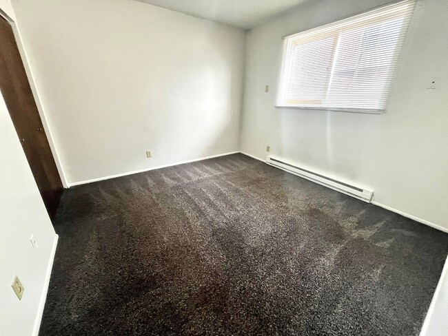 Building Photo - Spacious 2 bed